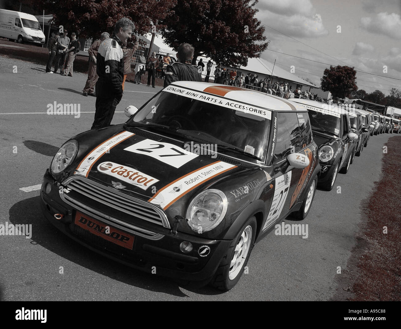 Minis warten darauf, auf die Rennstrecke in der Nähe des Dorfes Castle Combe Wiltshire England GB 2003 gerufen zu werden Stockfoto