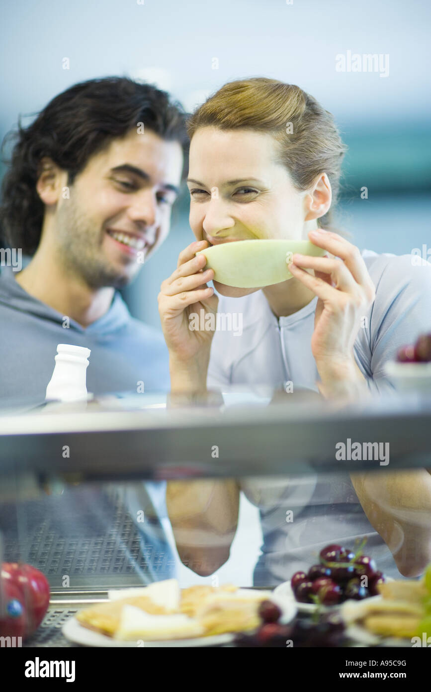 Junge Erwachsene in Ausübung Kleidung, mit Imbiss im Health Club Mensa Stockfoto