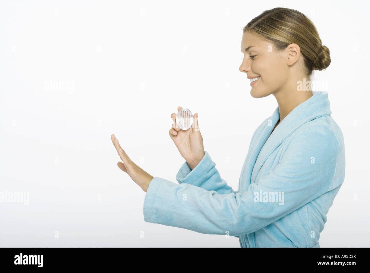 Junge Frau mit Nagelbürste, Fingernägel zu bewundern Stockfoto
