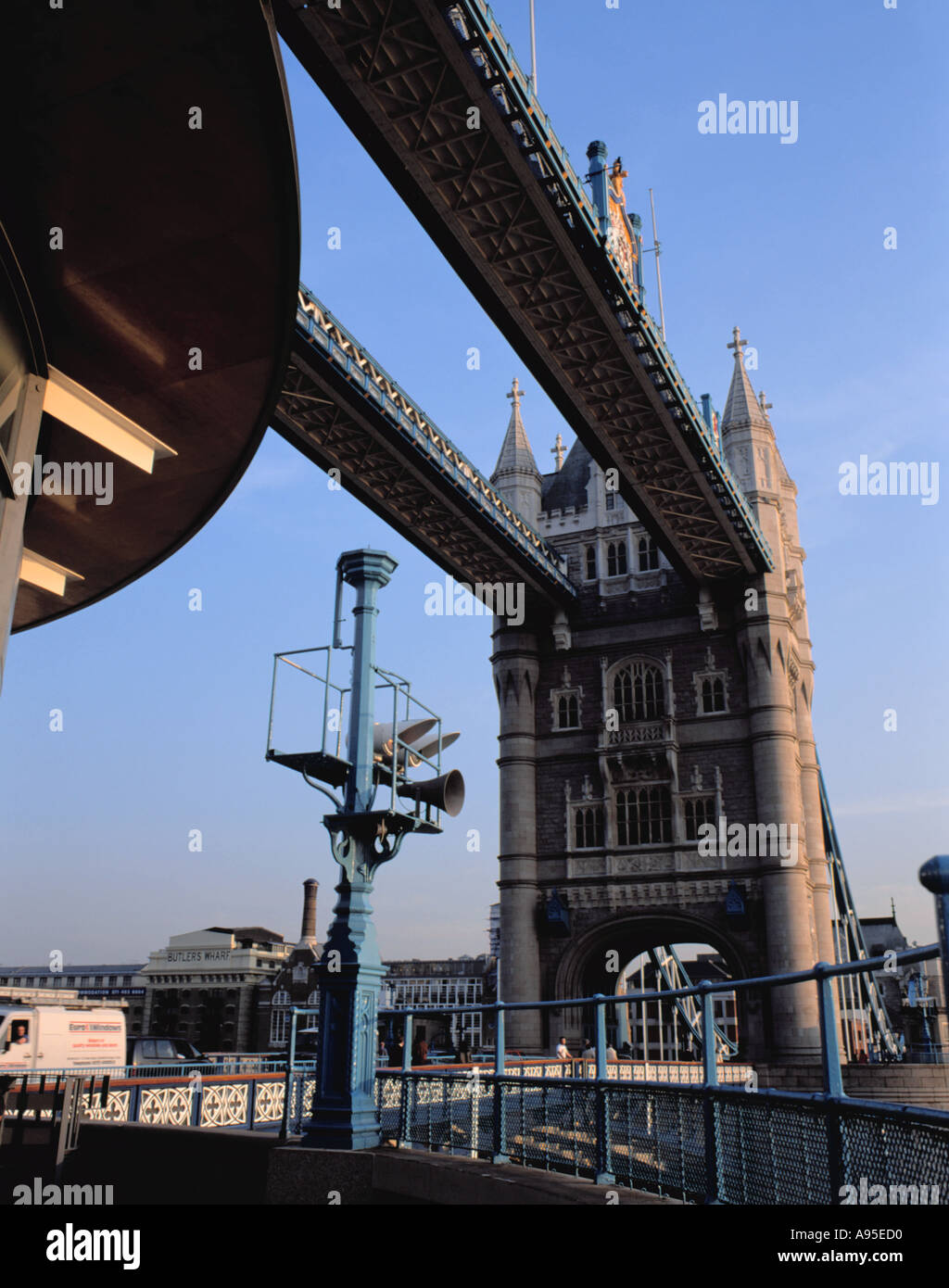 Tower Bridge über den Fluss Themse, London, England, UK. Stockfoto