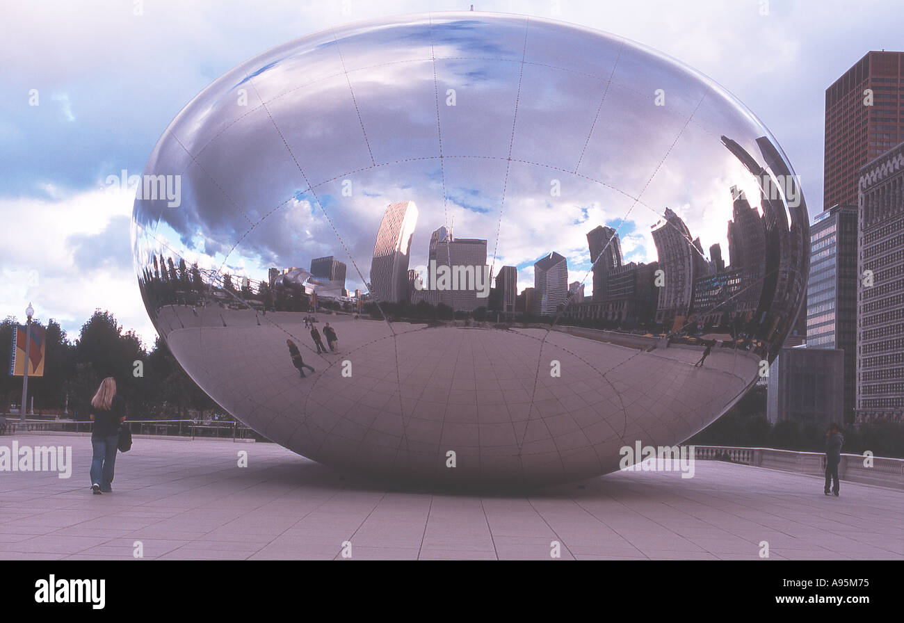 Anish Spaziergang durch Skulptur Cloud Gate ist eine dynamische Funktion von Chicagos Millennium Park Stockfoto