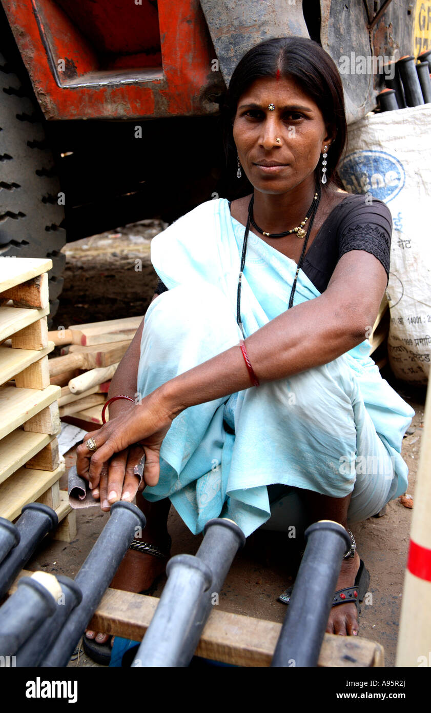 Indische Frau Verkauf Cricket Fledermäuse an der Seite der Straße, Vadodara, Gujarat, Indien Stockfoto