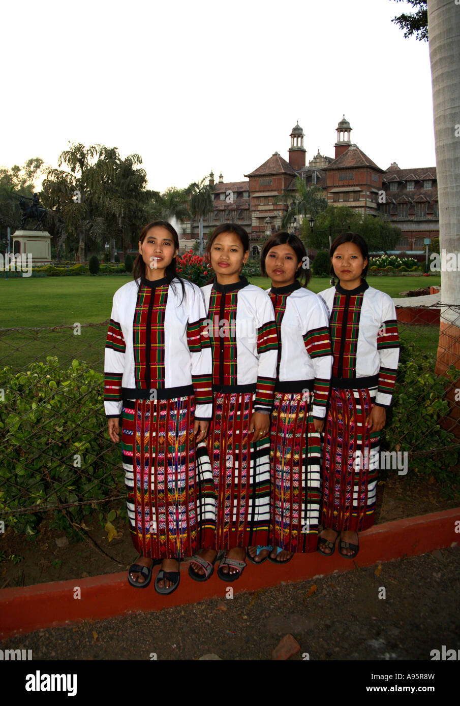 Weibliche indische Touristen aus Mizoram besuchen den Sayaji Bagh Park, Vadodara, Gujarat, Indien Stockfoto