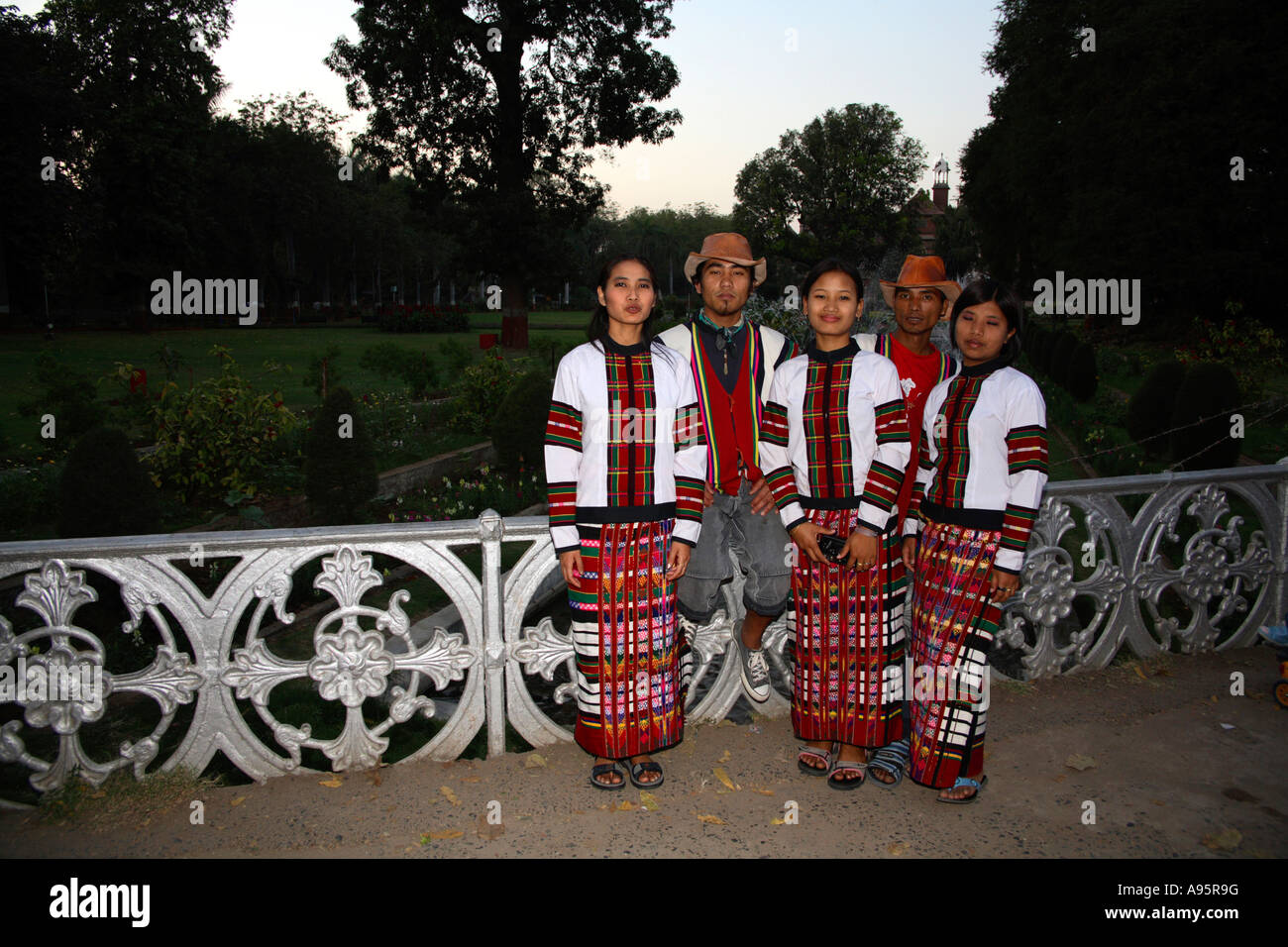 Indische Touristen aus Mizoram besuchen den Sayaji Bagh Park, Vadodara, Gujarat, Indien Stockfoto