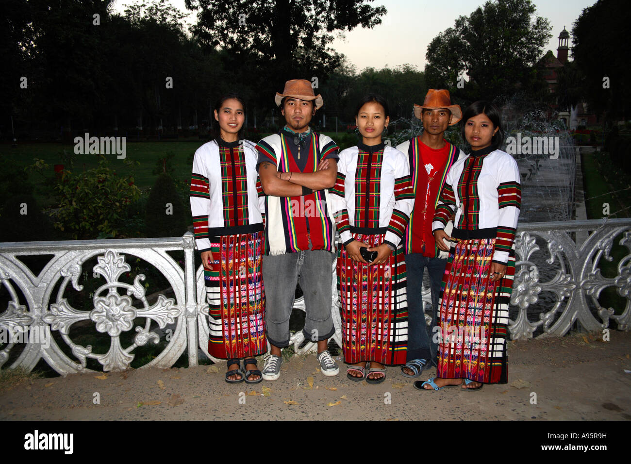 Indische Touristen aus Mizoram besuchen den Sayaji Bagh Park, Vadodara, Gujarat, Indien Stockfoto