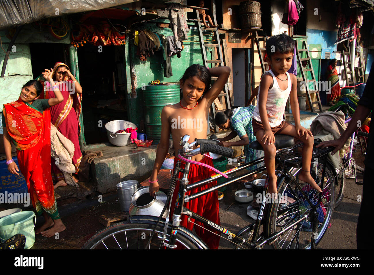 Indische Familien außerhalb der Shanty Home, D'Mello Road, Mumbai, Indien Stockfoto