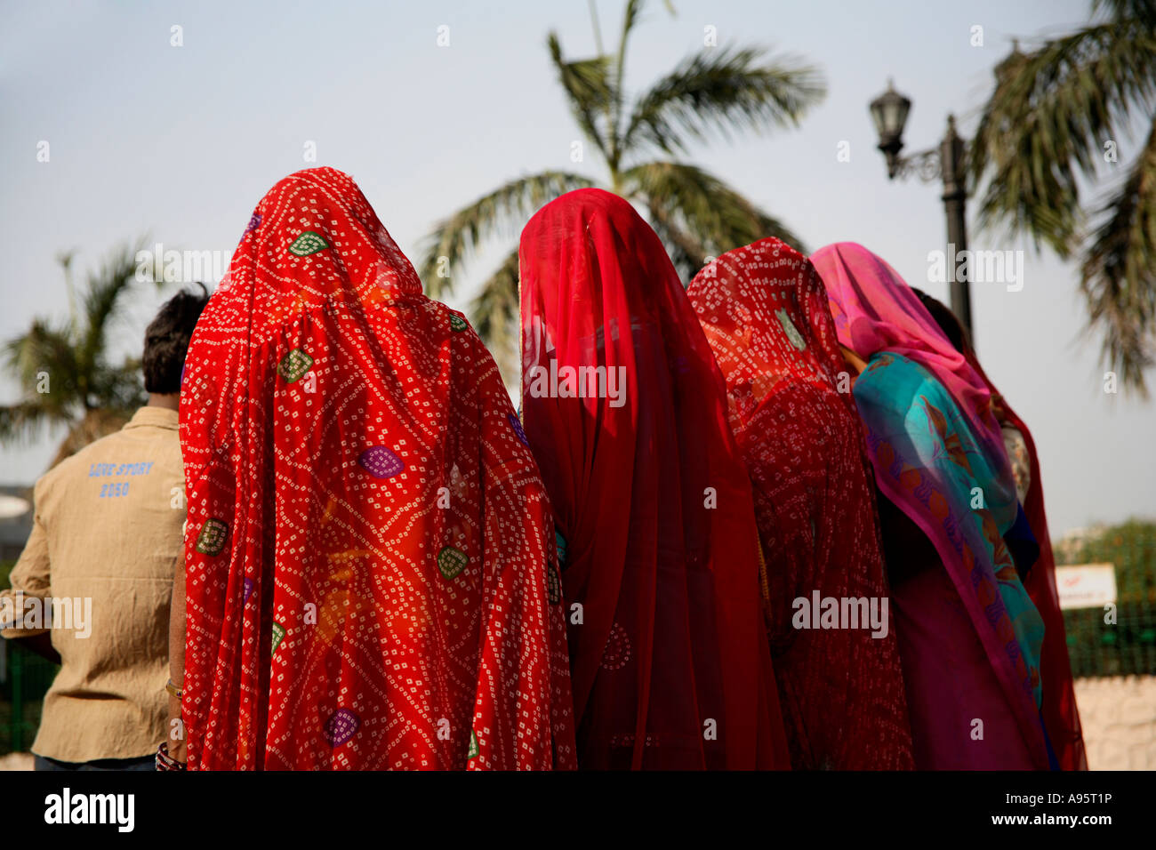 Gruppe von indischen Frauen posiert für Fotografie im Gateway of India, Mumbai, Indien Stockfoto