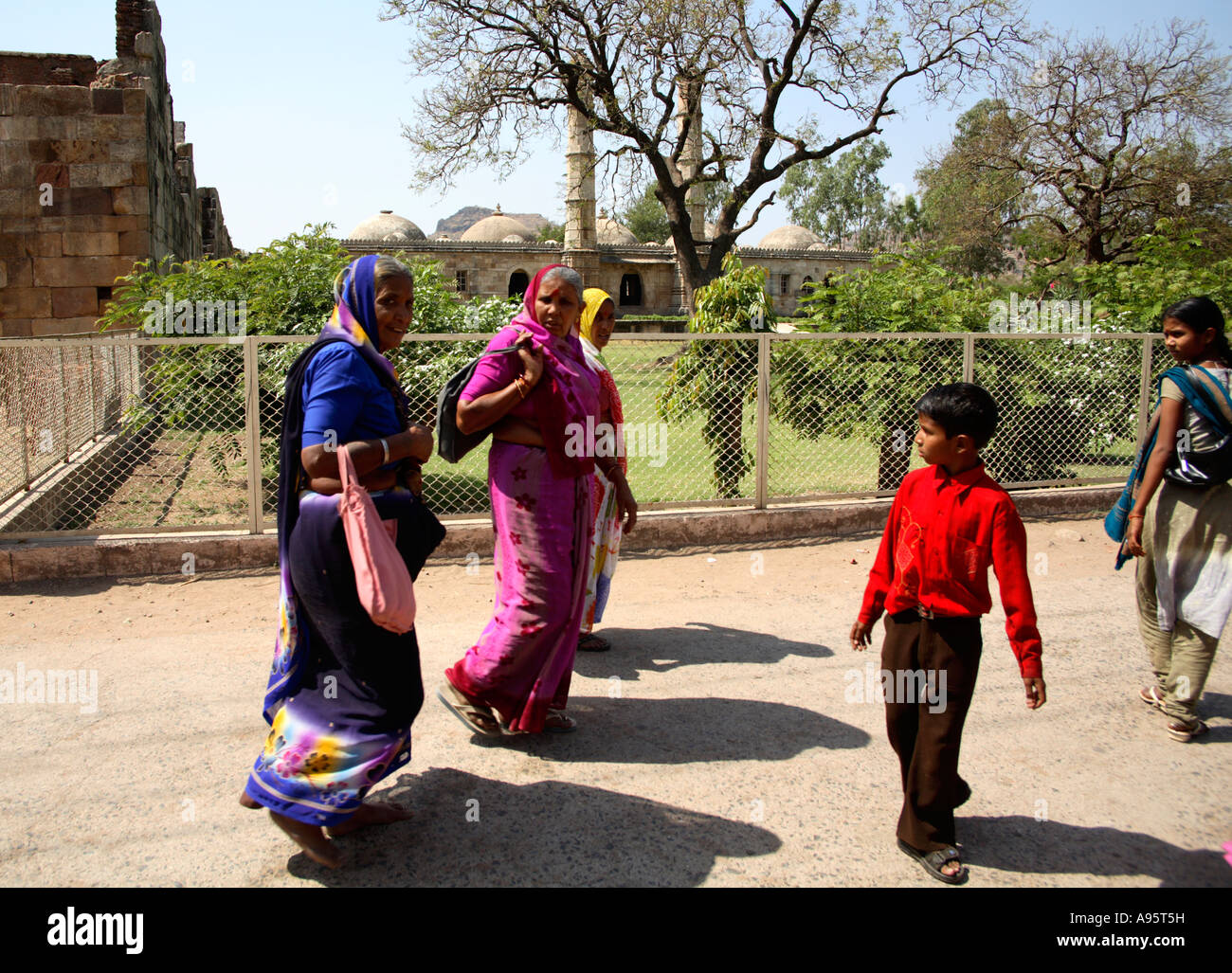 Indische Familie besucht Sahar Ki Masjid Monument in Champaner, Gujarat, Indien Stockfoto