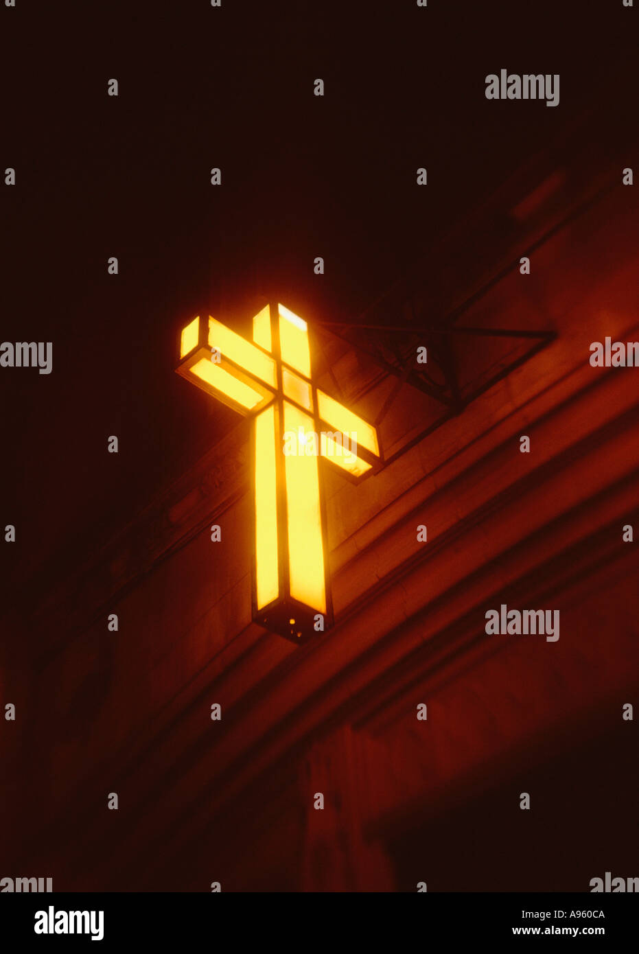Neon-beleuchtete Kreuz in New York City Stockfoto