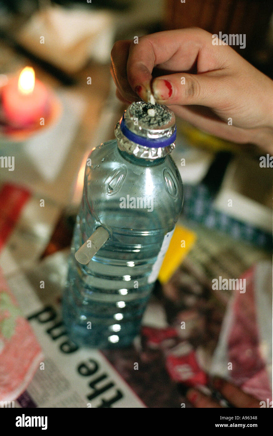 Süchtigen zu Rauchen von Crack-Kokain aus einer speziell vorbereiteten  Flasche vorbereiten Stockfotografie - Alamy