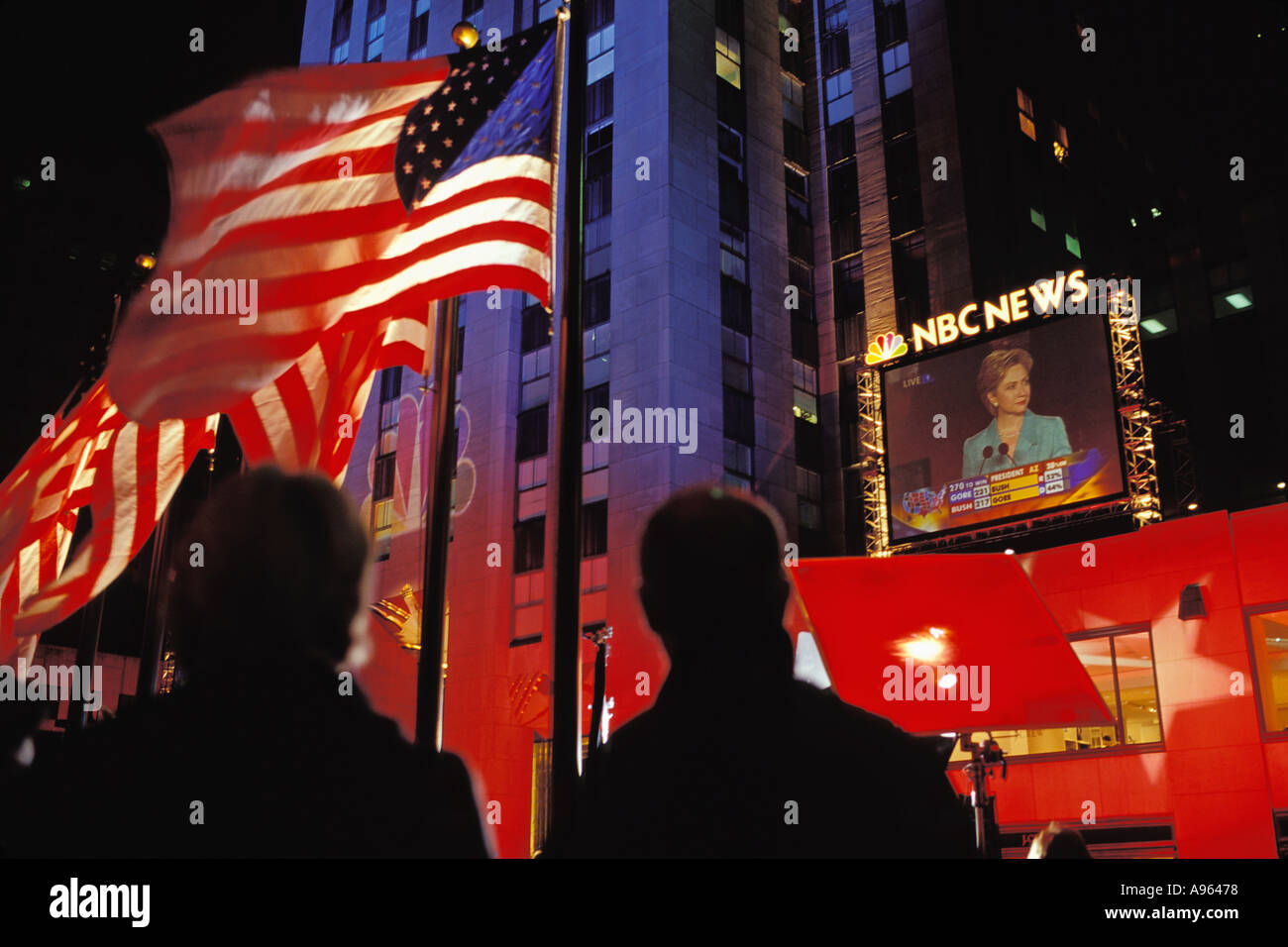 General Electric Building am Rockefeller Center und NBC-TV-Berichterstattung von nationalen Wahlen 2000 ergibt sich New York NY Stockfoto