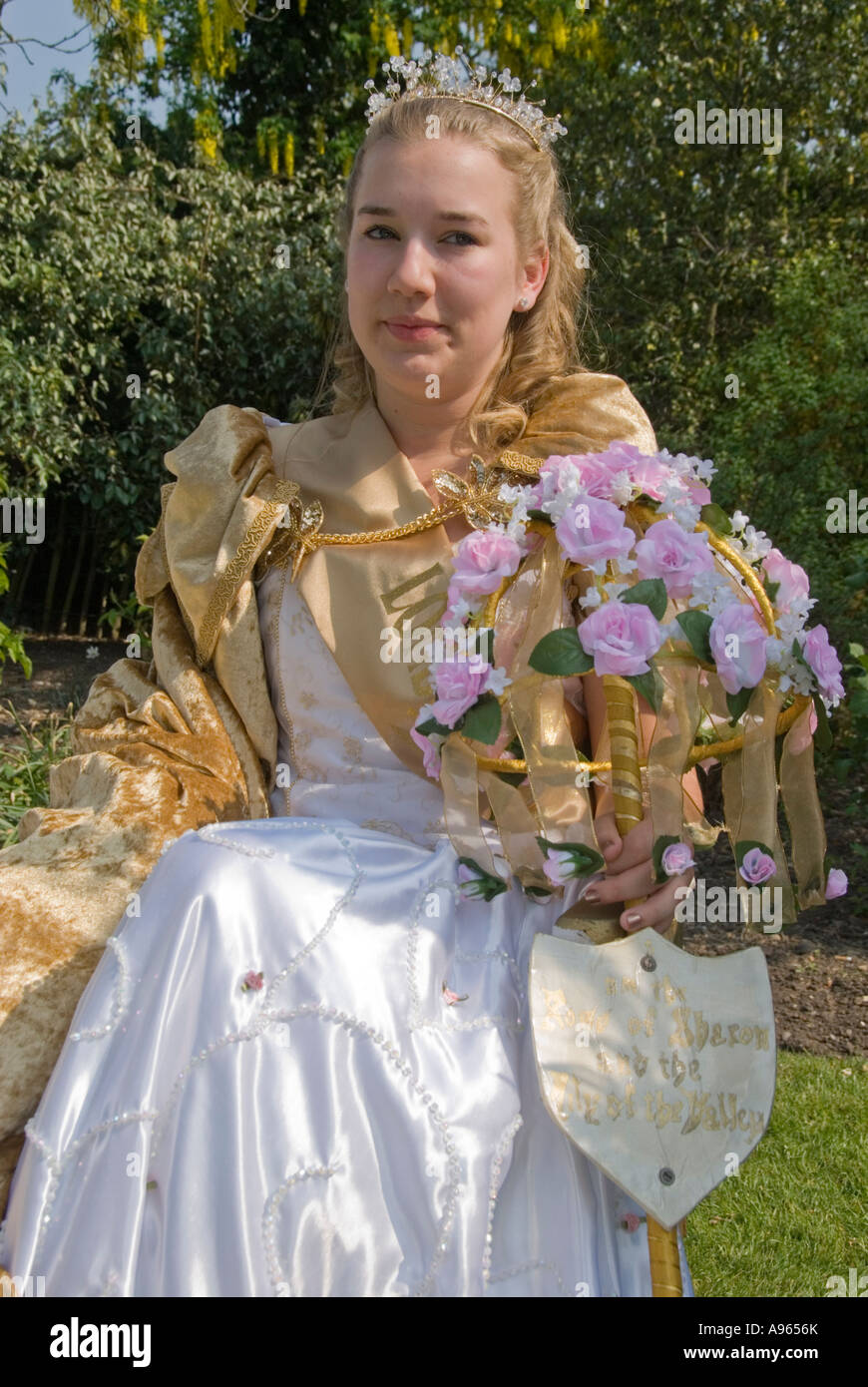Die 2007 London May Queen mit Blumenstrauß und Schild "Ich bin die Rose von Sharon und Lily Of The Valley." Stockfoto