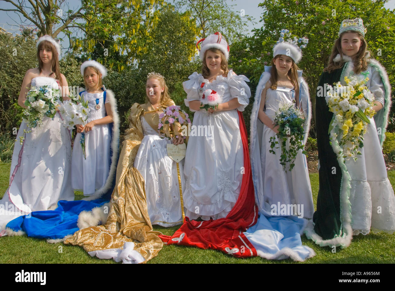 Die 2007 London May Queen (sitzend) mit den 5 Mai Königinnen aus dem Bereich Bromley Stockfoto