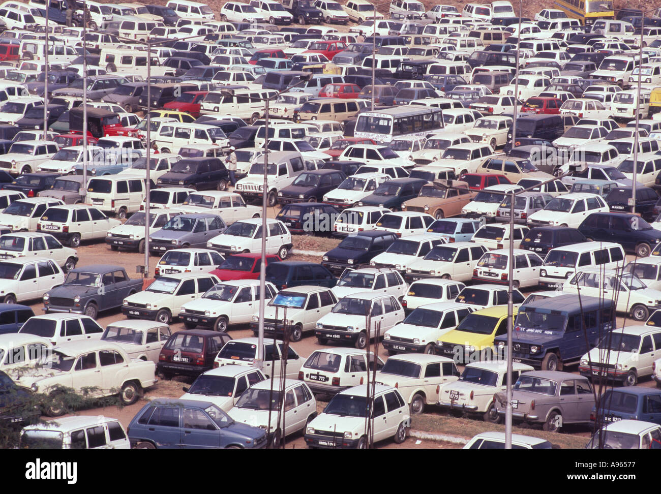 Indien-Delhi Verkehr Transport Transport Fahrzeug Autos Park Parkplatz Stockfoto