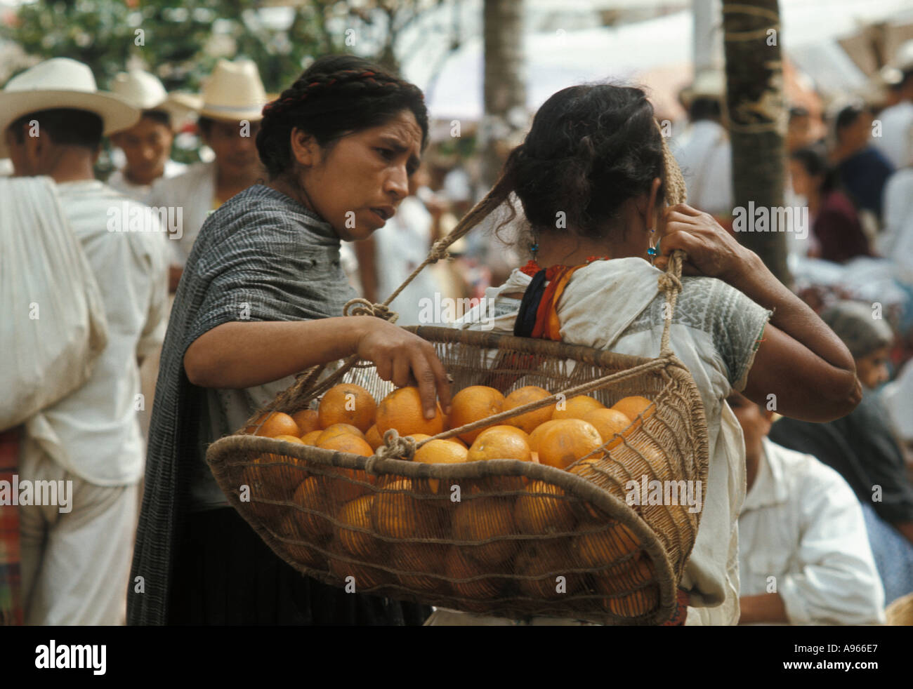 Mexiko Puebla staatliche indische Frauen am Sonntagsmarkt in Kleinstadt Cuetzalan Stockfoto