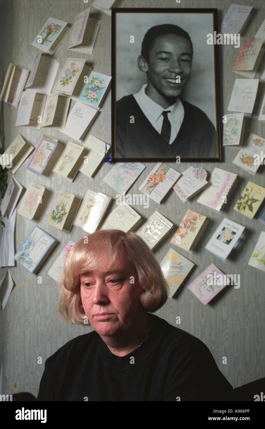 Mrs. Denise Stanley, Mutter von Benji Stanley unter einem Foto ihres Sohnes. Moss Side, Manchester.1993 1990s getötet bei einem Drogendelikt Stockfoto