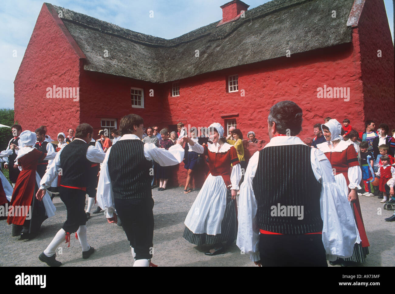 Tanz in traditionellen walisischen Kostüm Museum der walisischen Leben St Fagans Cardiff Vororte Südwales Stockfoto