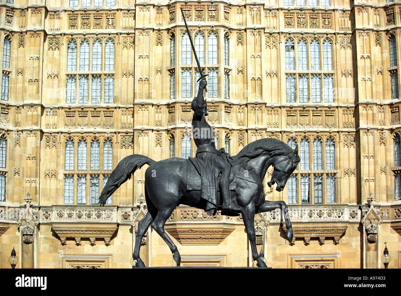 König Richard Löwenherz Statue außerhalb der Houses of Parliament in London England UK Stockfoto