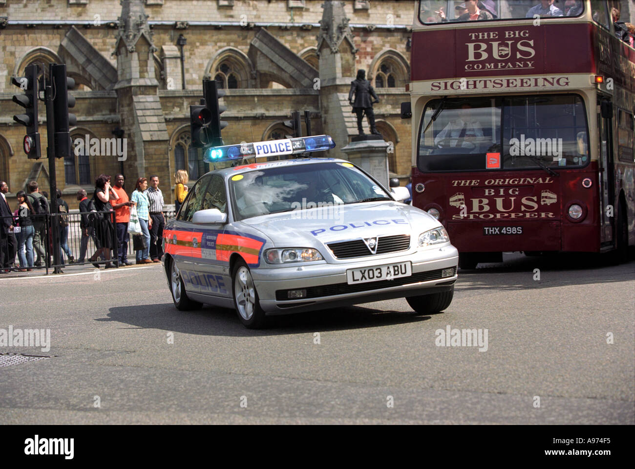 Metropolitan Police auf einen Notfall rufen Sie außen Houses of Parliament in London England Stockfoto