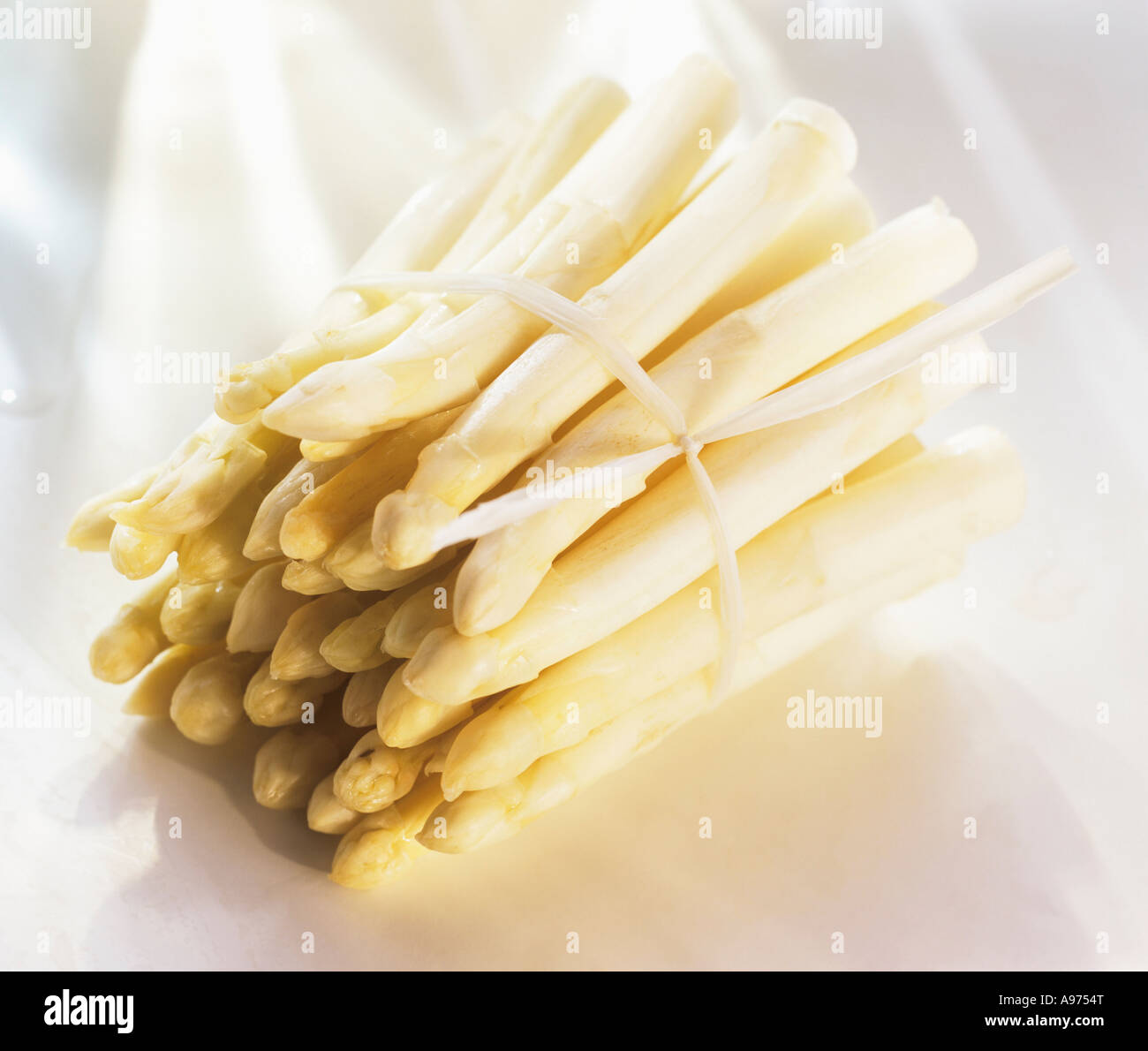 Ein Bündel von weißem Spargel FoodCollection Stockfoto