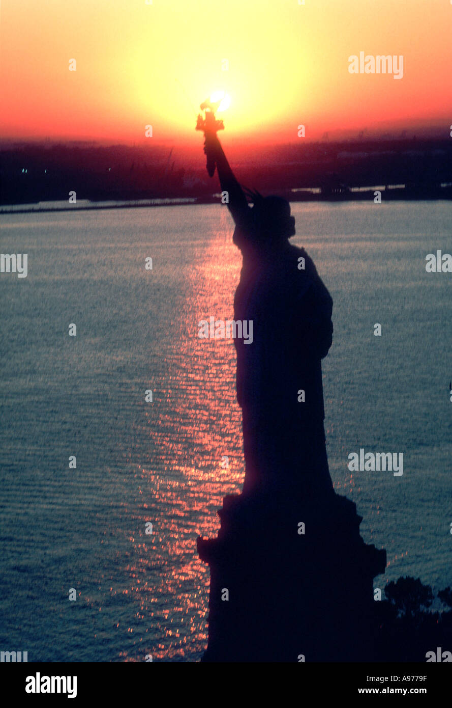 Freiheitsstatue im New Yorker Hafen bei Sonnenuntergang vom Hubschrauber aus Stockfoto