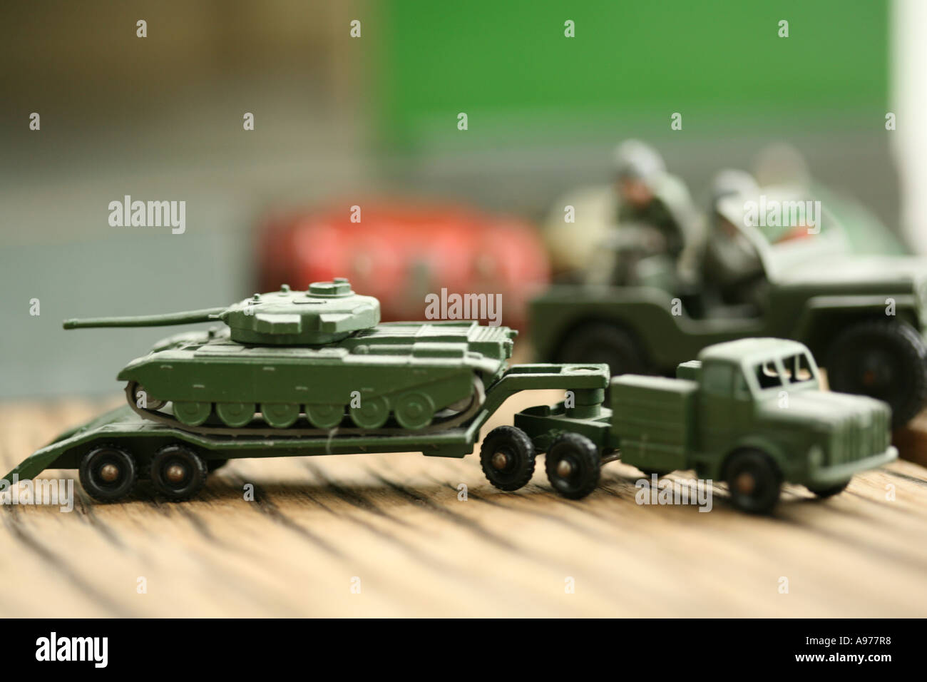 altes Spielzeug Panzertransporter mit tank Stockfoto