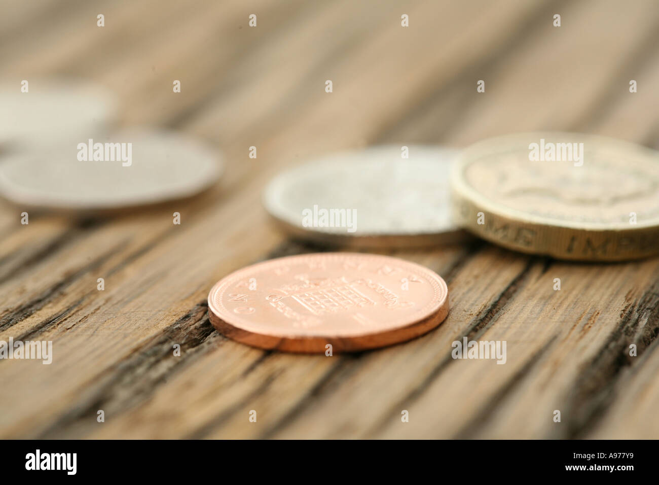 englische Münzen auf einem alten Tisch Stockfoto