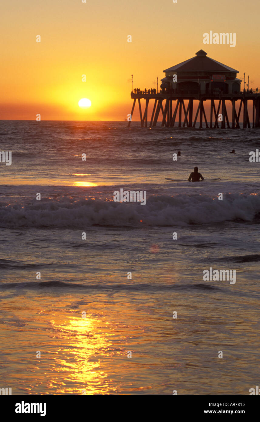 Surfer im Sonnenuntergang Huntington Beach Kalifornien Stockfoto