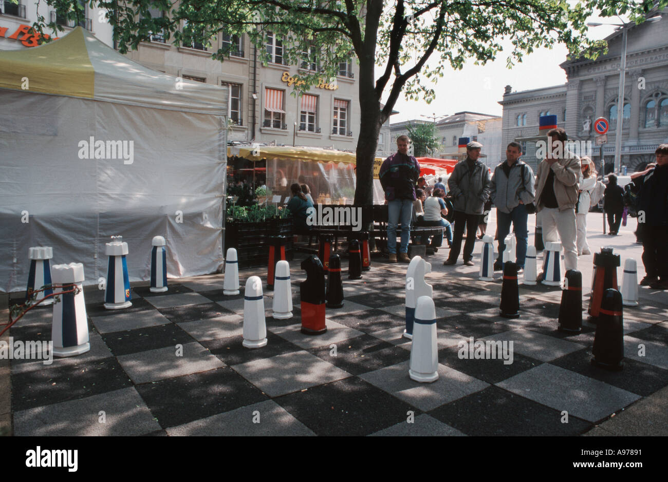 Straße Schach mit großen Brett und Schachfiguren in Bern-Hauptstadt der  Schweiz Stockfotografie - Alamy