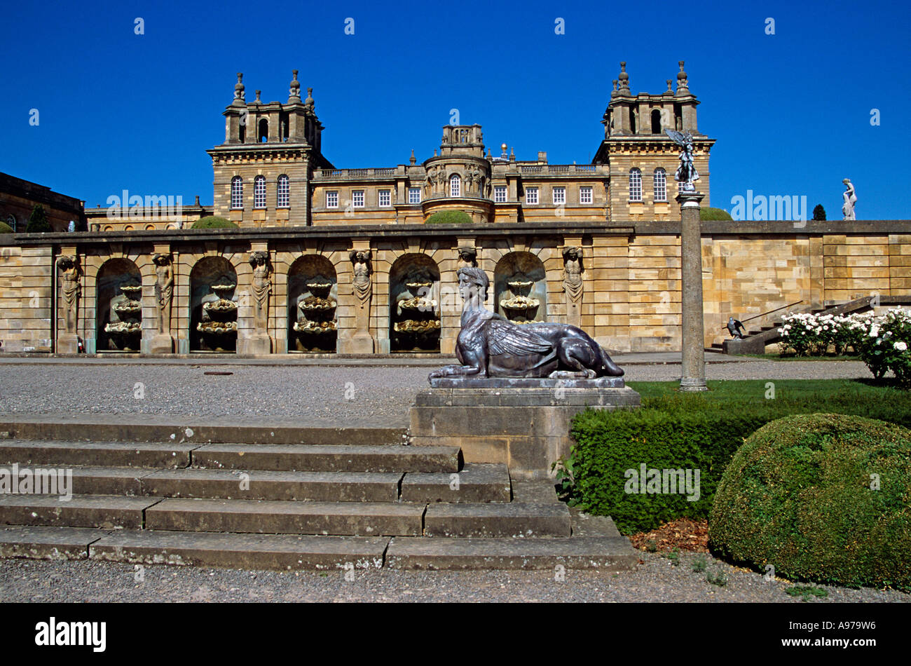 Blenheim Palace, Woodstock, nahe Oxford, Oxfordshire, England. Wasserfontänen in Wand im unteren Wasserterrasse Stockfoto