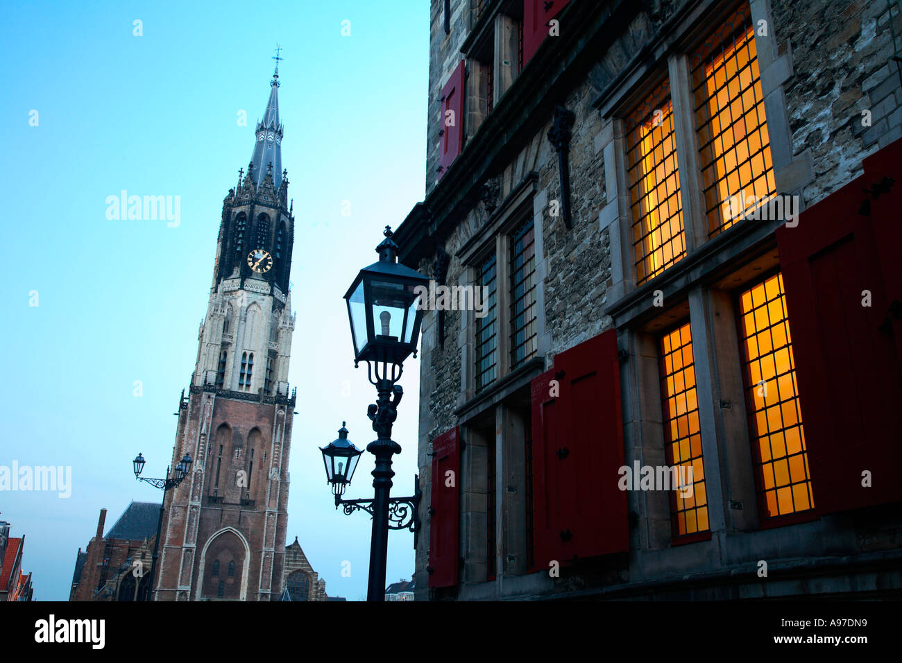 Reisefotografie aus die Niederlande Zuid-Holland Delft Kirche Rathaus Stockfoto