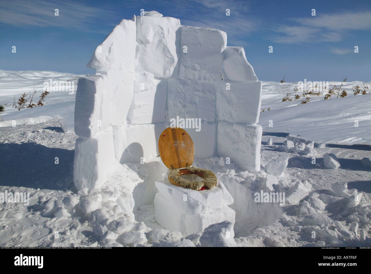 Open-Air-Toilette aus Schnee gebaut und mit Fell gefütterte Sitz Stockfoto