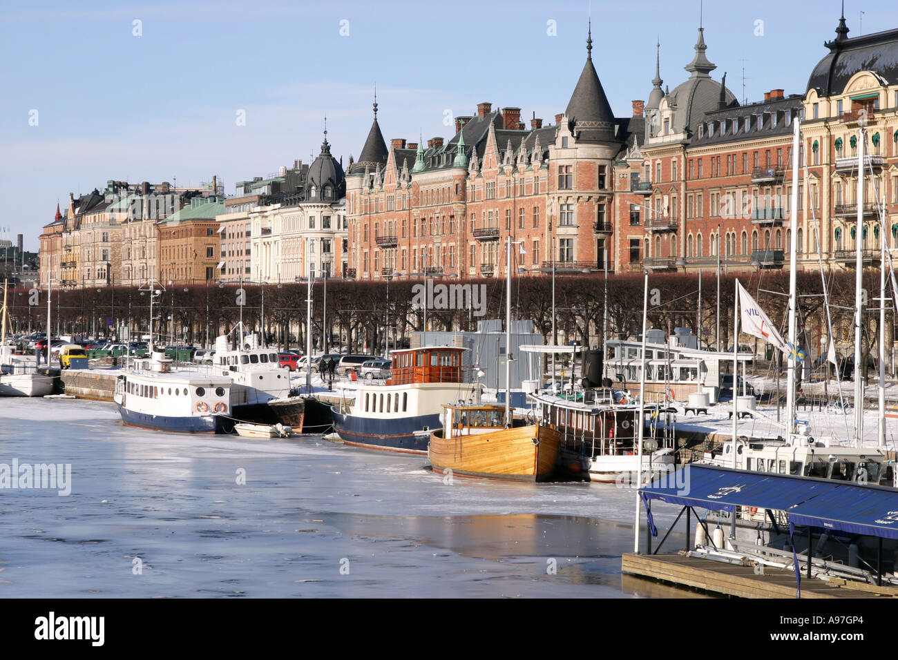 Boote in Stockholm, Schweden. Hinter den Booten sehen Sie die Häuser von der Straße Blickrichtung Stockfoto