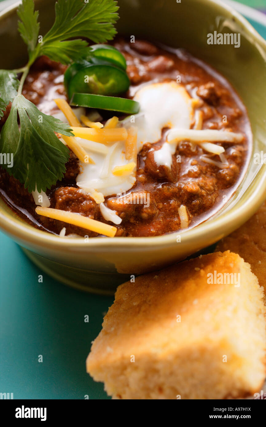 Chili Con Carne mit Käse und Sauerrahm Maisbrot FoodCollection ...