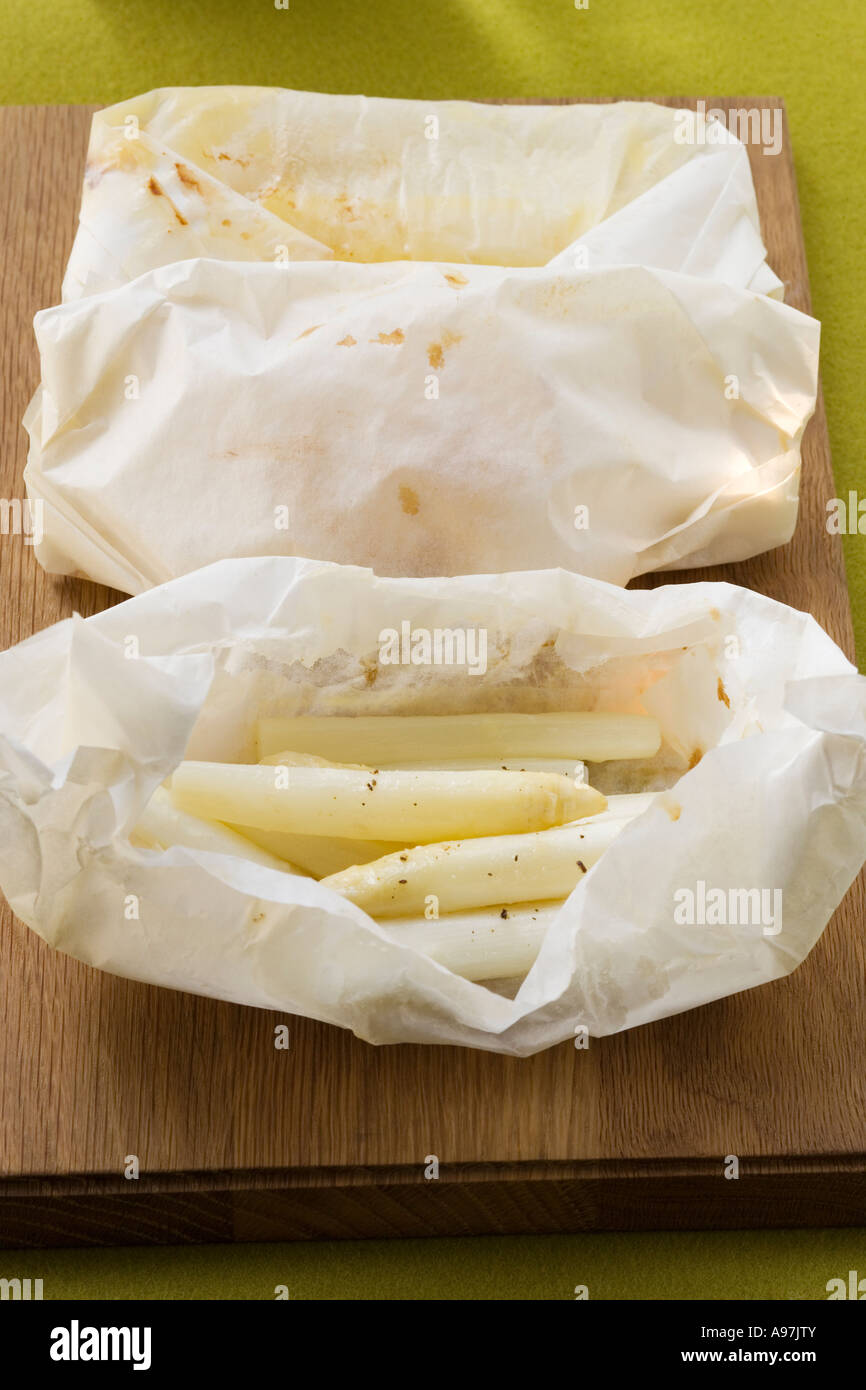 Weißer Spargel, gekocht in Papier FoodCollection Stockfoto