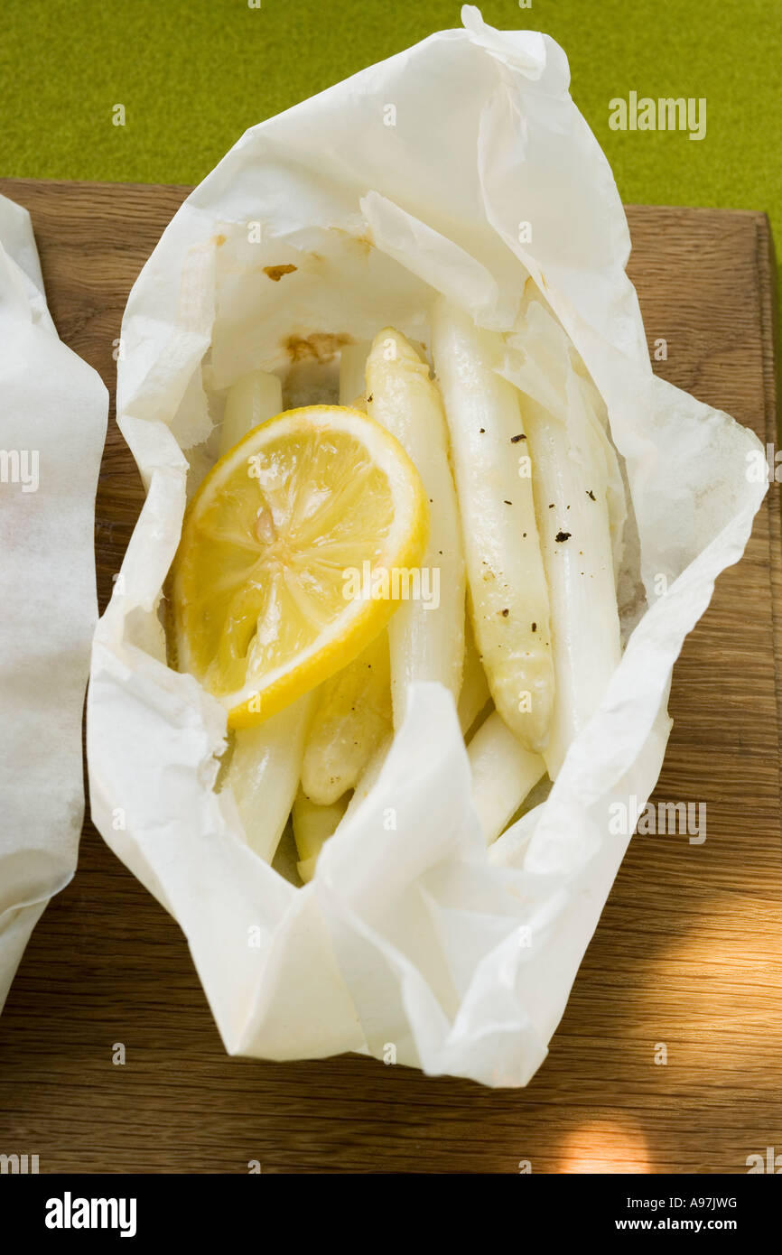 Weißer Spargel in Papier mit Zitrone gekocht FoodCollection Stockfoto
