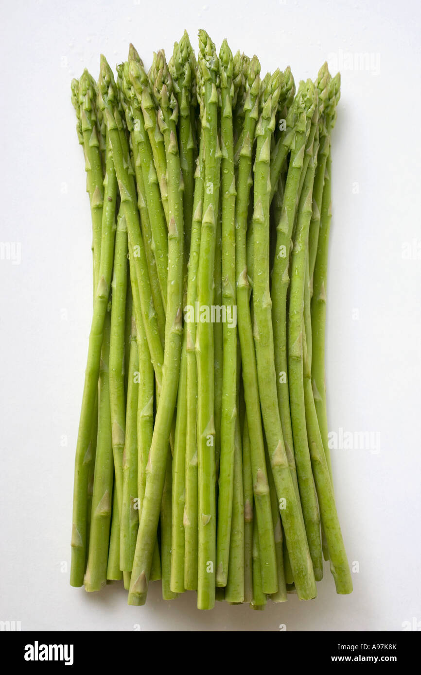 Grüner Spargel mit Wassertropfen FoodCollection Stockfoto