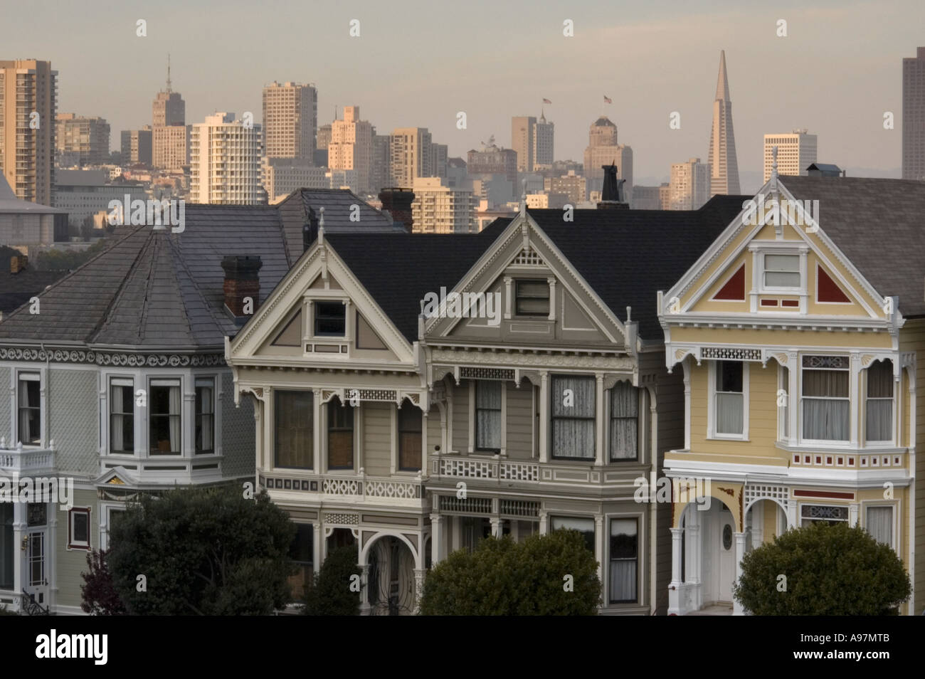 Blick auf die traditionellen Häuser am Alamo Square, San Francisco, USA Stockfoto