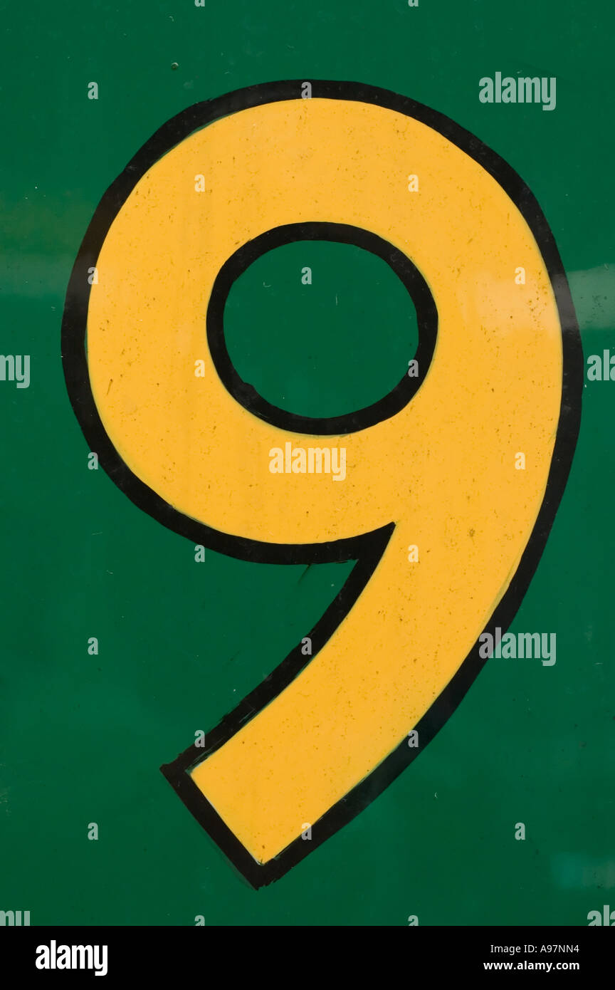 Gelbe Zahl neun 9 auf grünem Hintergrund Stockfoto
