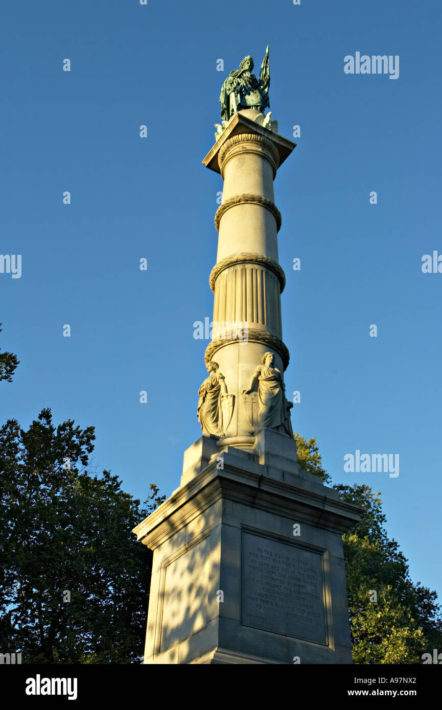 MASSACHUSETTS Boston zwei männlichen Gitarristen spielen sitzen auf Stufen des Bürgerkriegs Denkmal in Boston Common Stockfoto