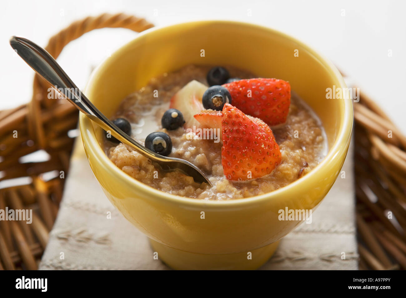 Brei mit Milch und Beeren auf Tablett FoodCollection Stockfoto