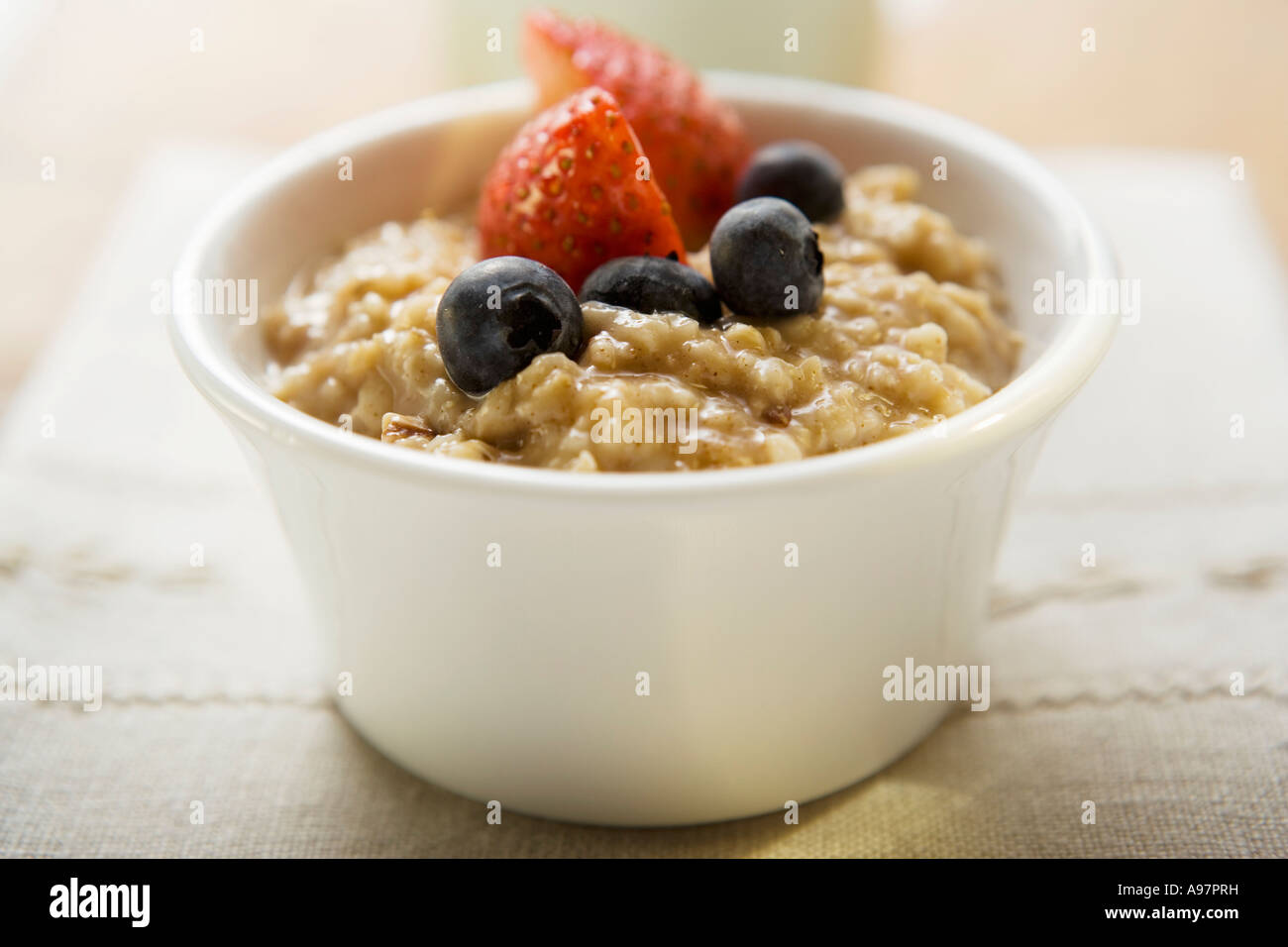 Porridge mit Beeren 1 FoodCollection Stockfoto