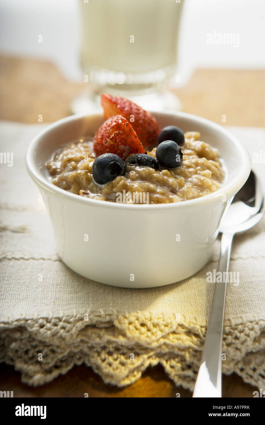 Porridge mit Beeren FoodCollection Stockfoto