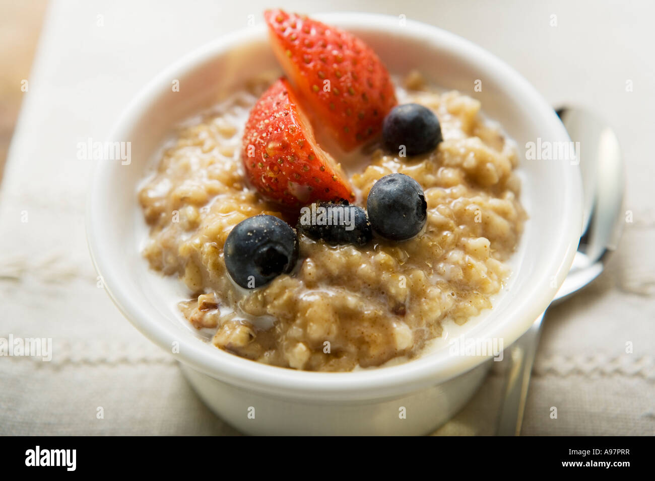 Porridge mit Beeren FoodCollection Stockfoto