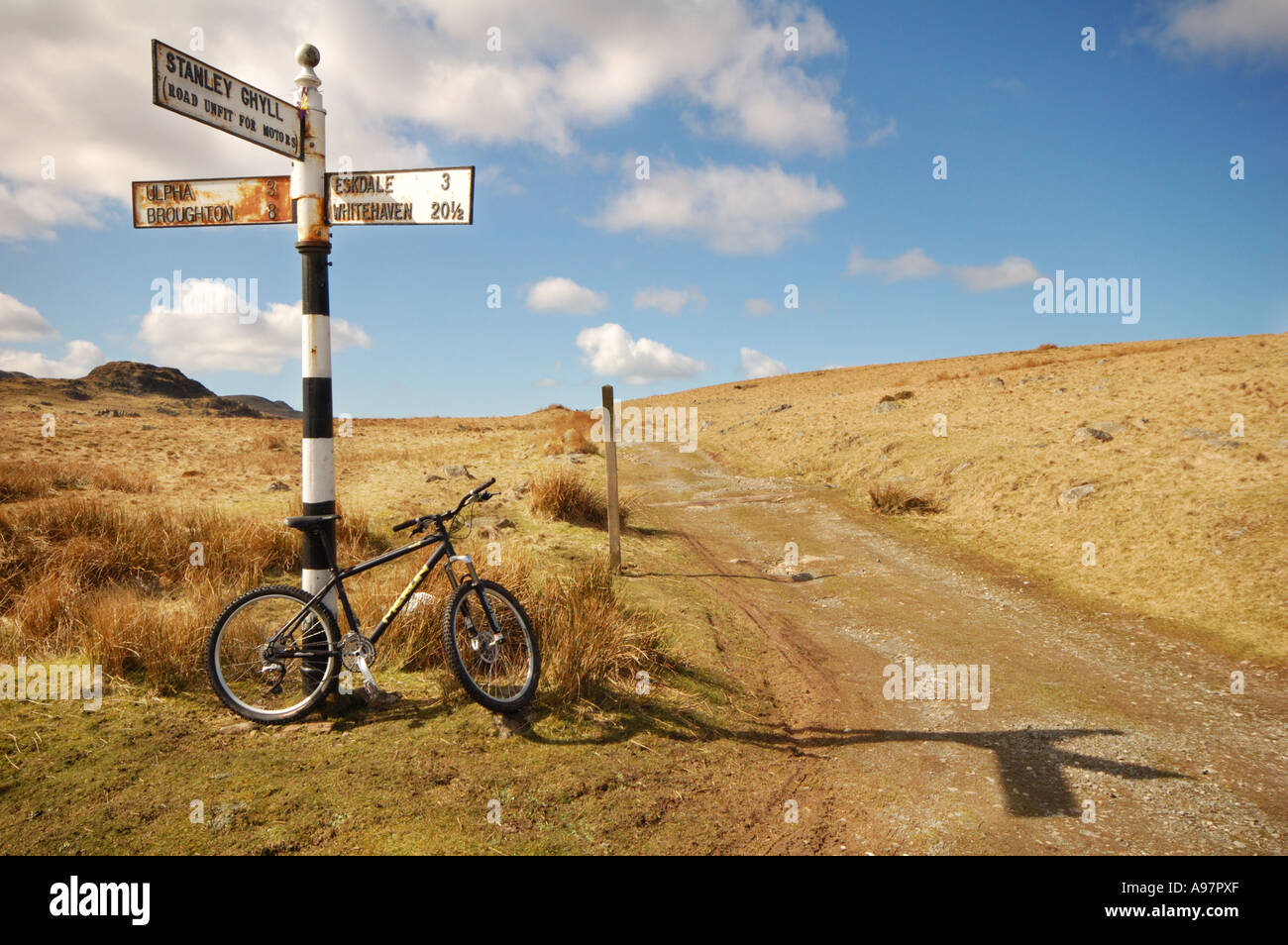 Alten Wegweiser auf der Ulpha / Eskdale Straße in Eskdale, Cumbria Stockfoto