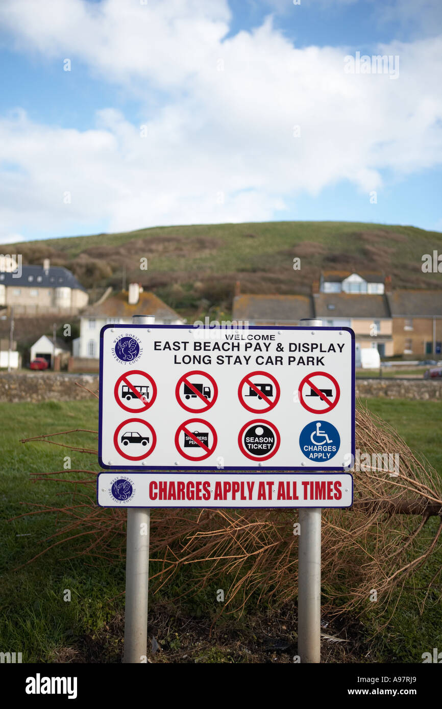 Parkplatz Schild am Oststrand Bucht West Dorset England zeigt, was erlaubt ist und was nicht erlaubt ist Stockfoto