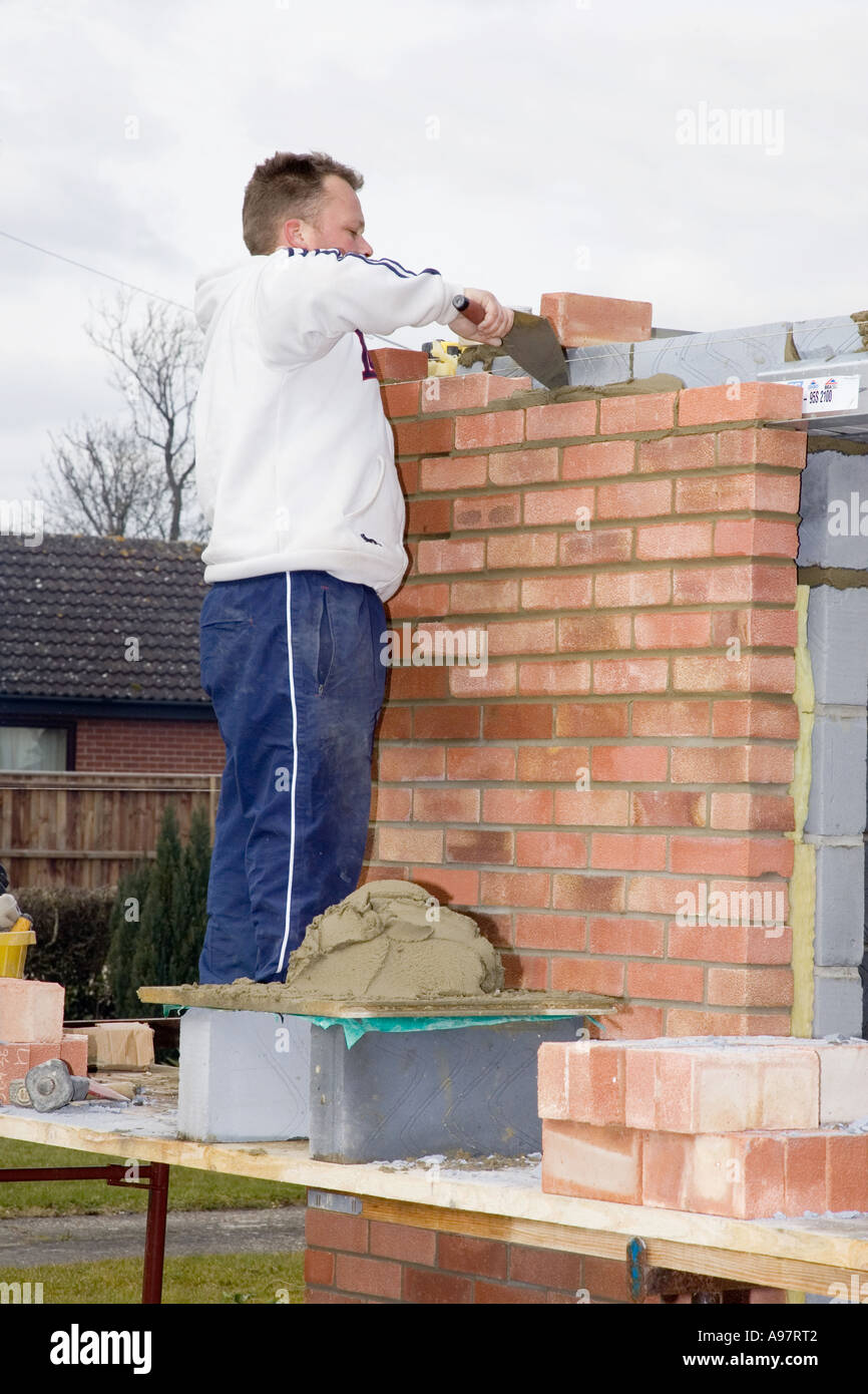 Maurer Bau einer Wand für eine home-Erweiterung Stockfoto
