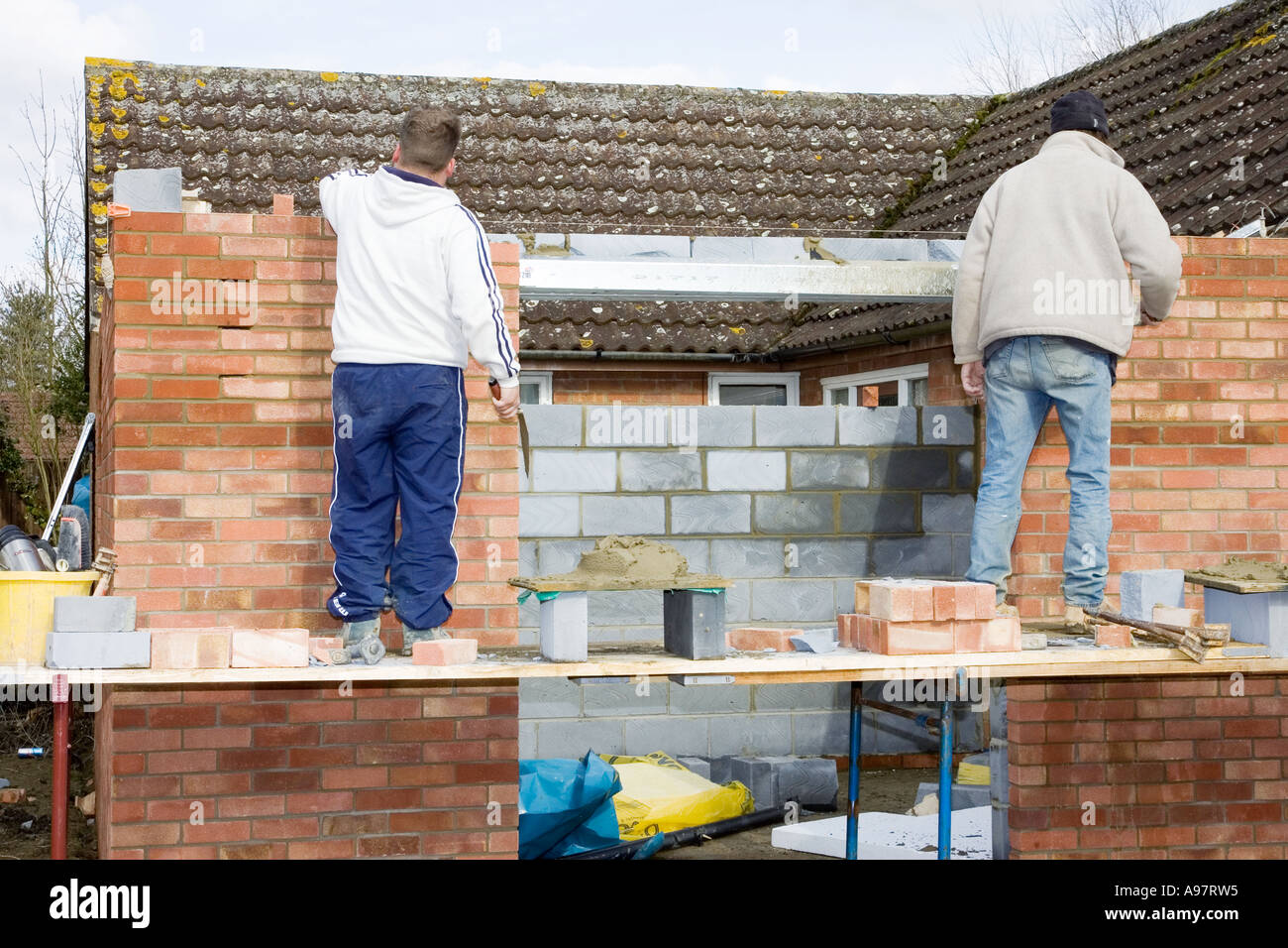 Maurer Bau einer Wand für eine home-Erweiterung Stockfoto