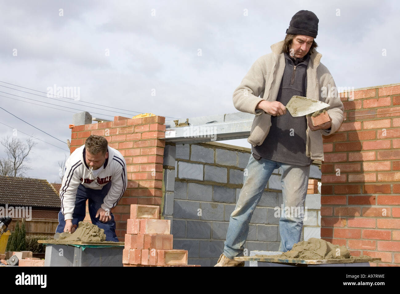 Maurer Bau einer Wand für eine home-Erweiterung Stockfoto