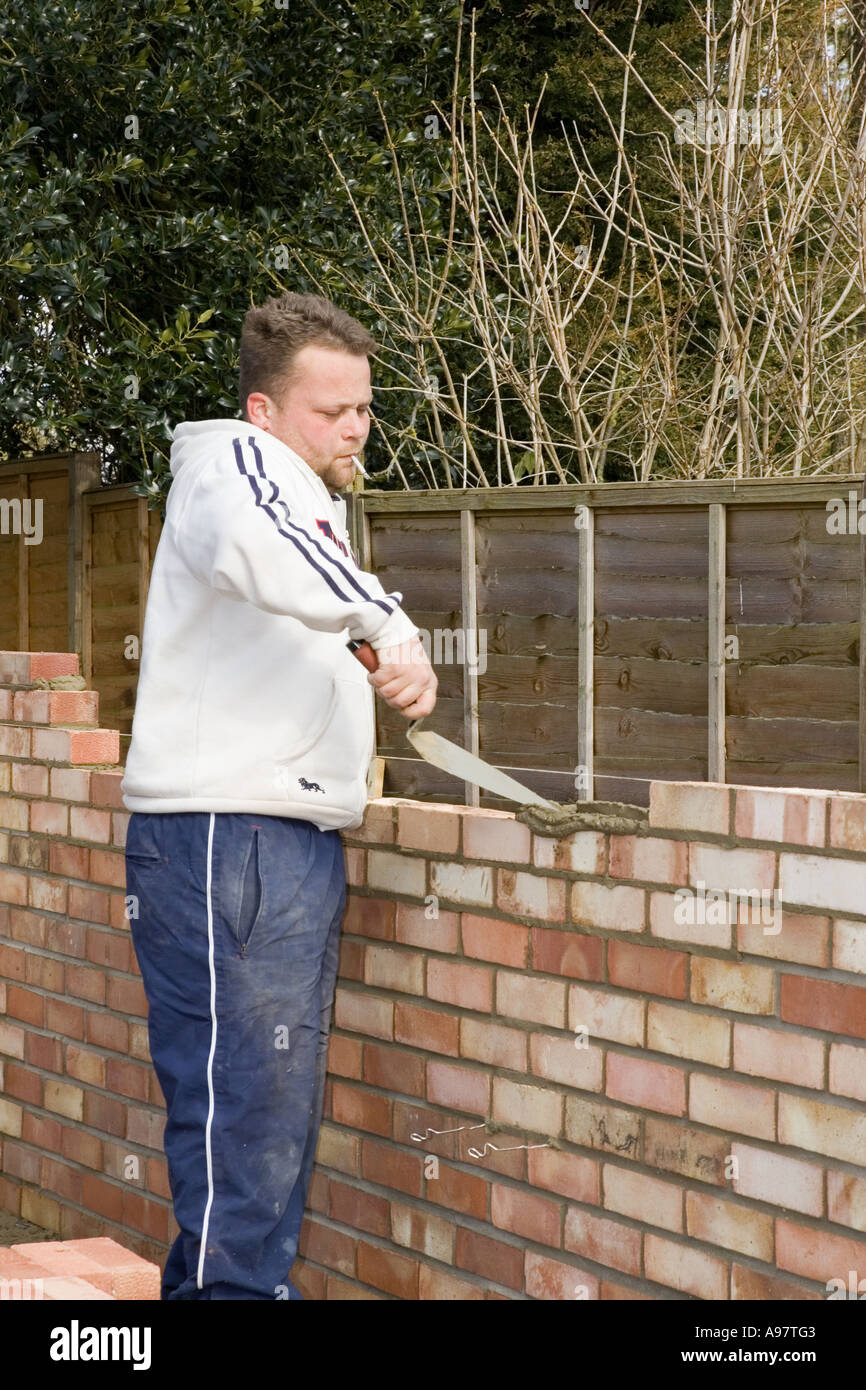 Bau einer Mauer für eine Garage Maurer Stockfoto